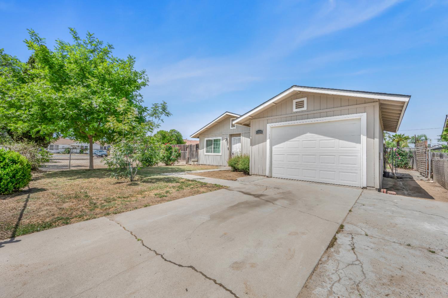 12476 W F St, Biola, CA 93606