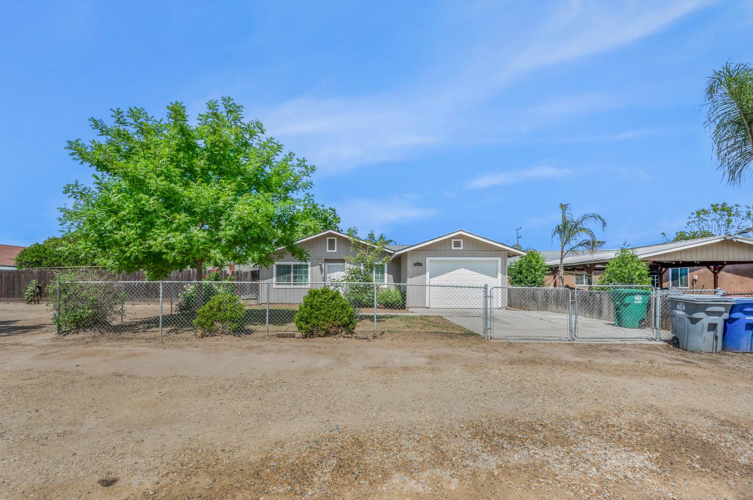 12476 W F St, Biola, CA 93606