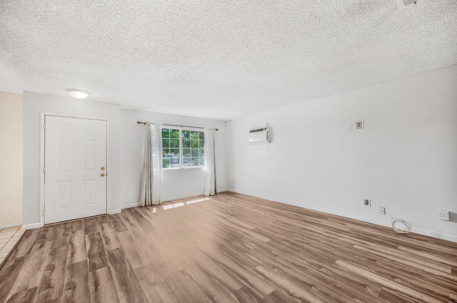 12476 W F St, Biola, CA 93606