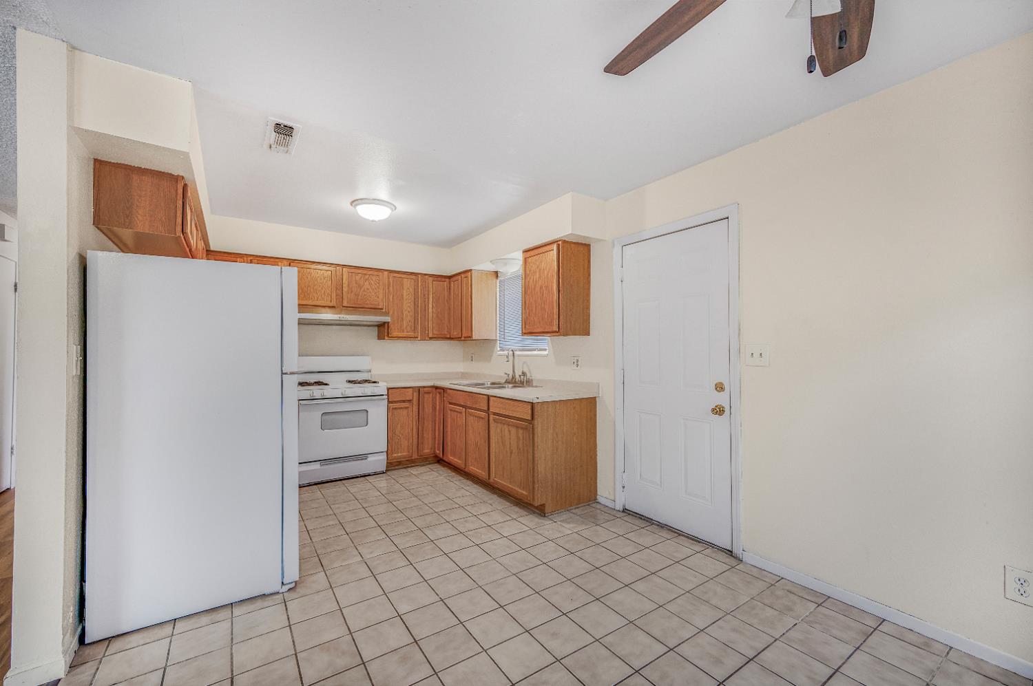 12476 W F St, Biola, CA 93606