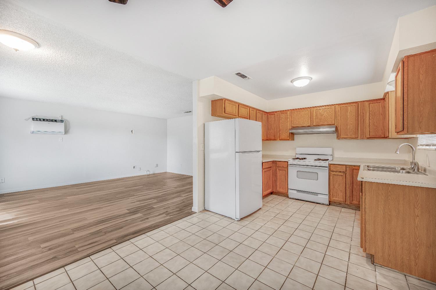 12476 W F St, Biola, CA 93606