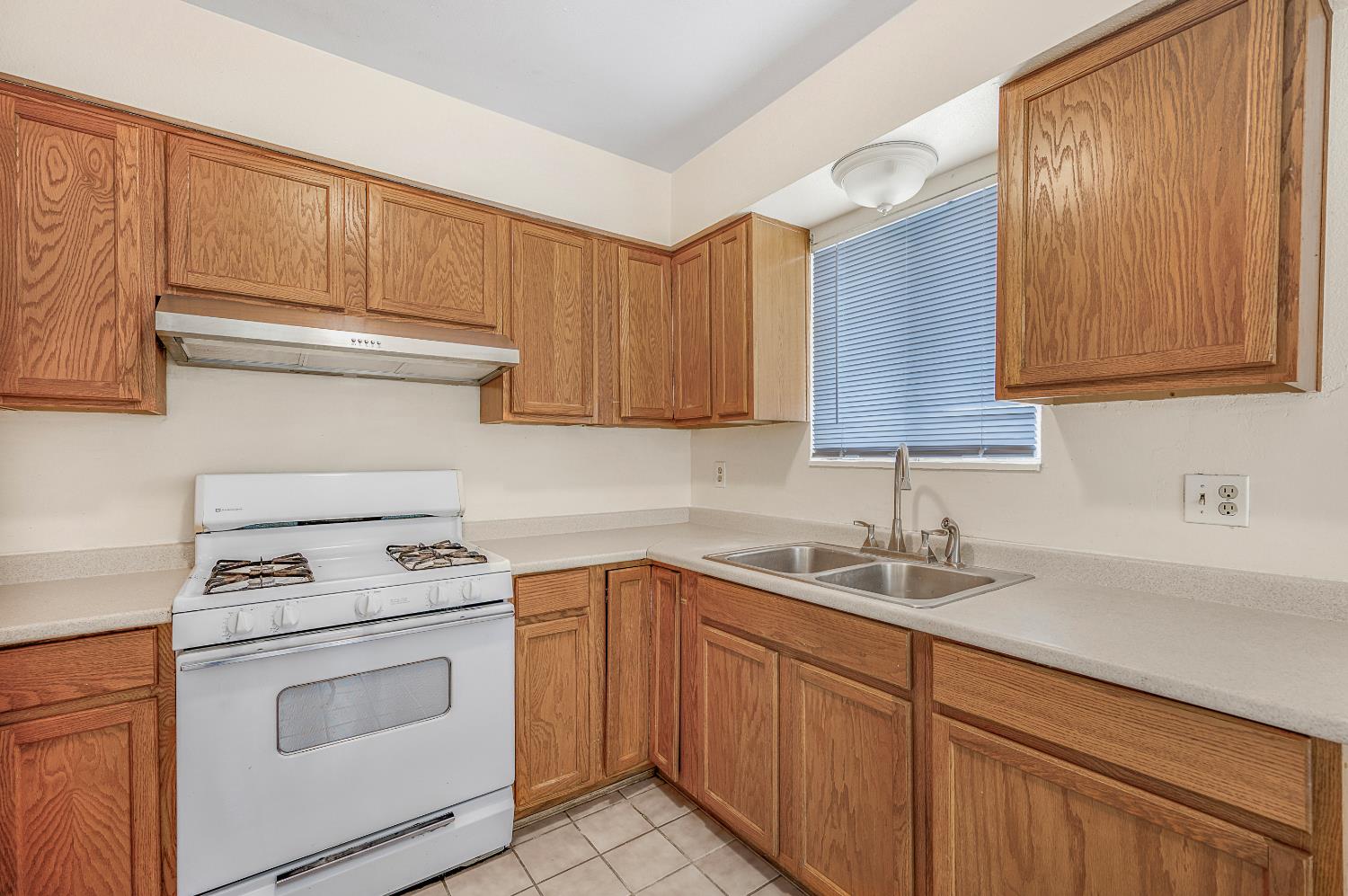 12476 W F St, Biola, CA 93606