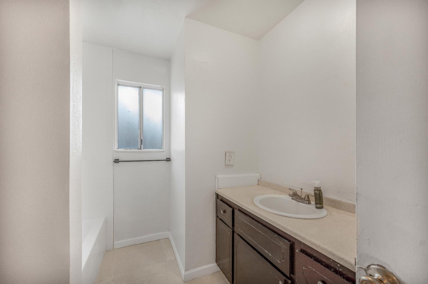 12476 W F St, Biola, CA 93606