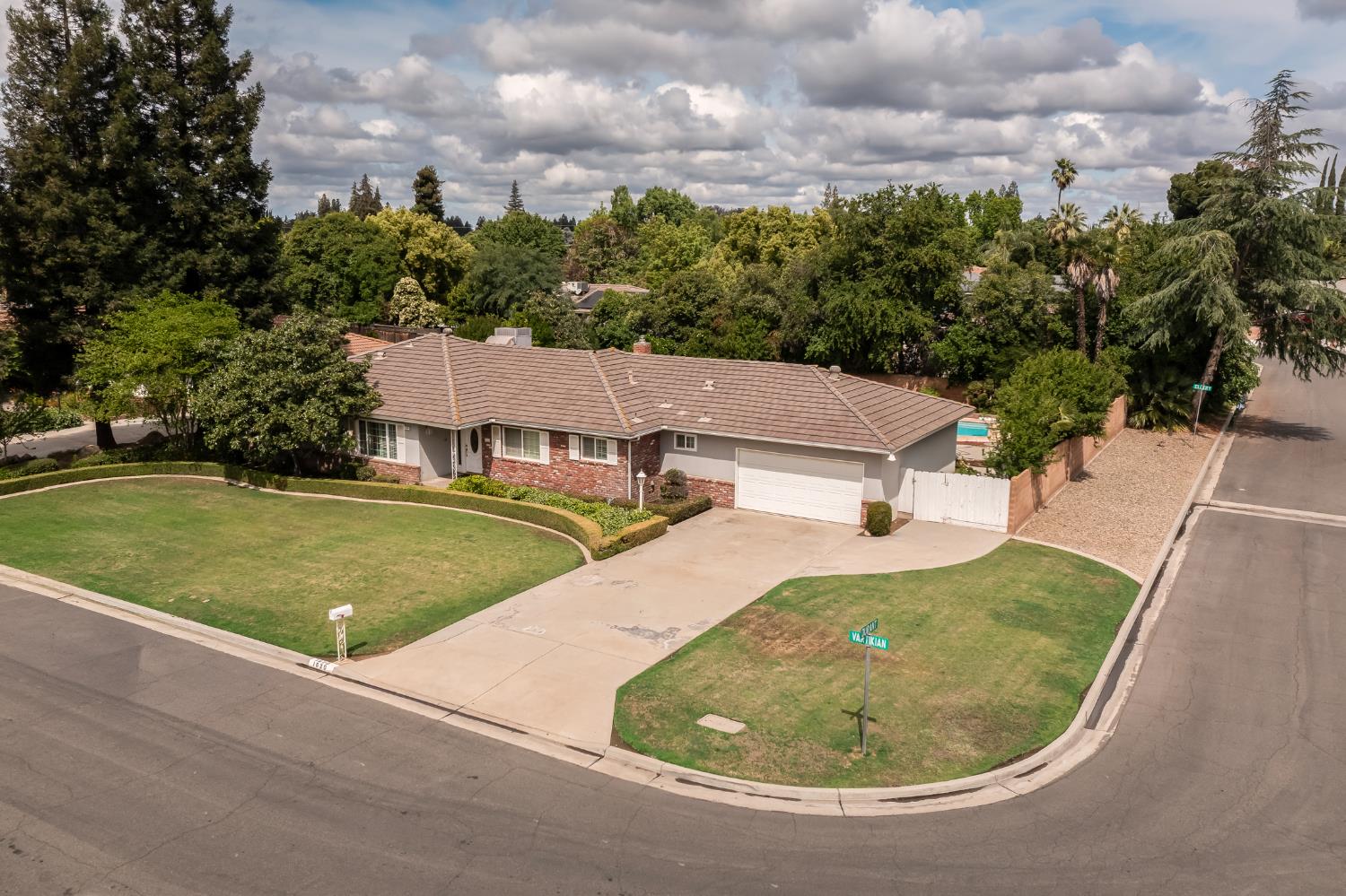 1620 W Vartikian Ave, Fresno, CA 93711