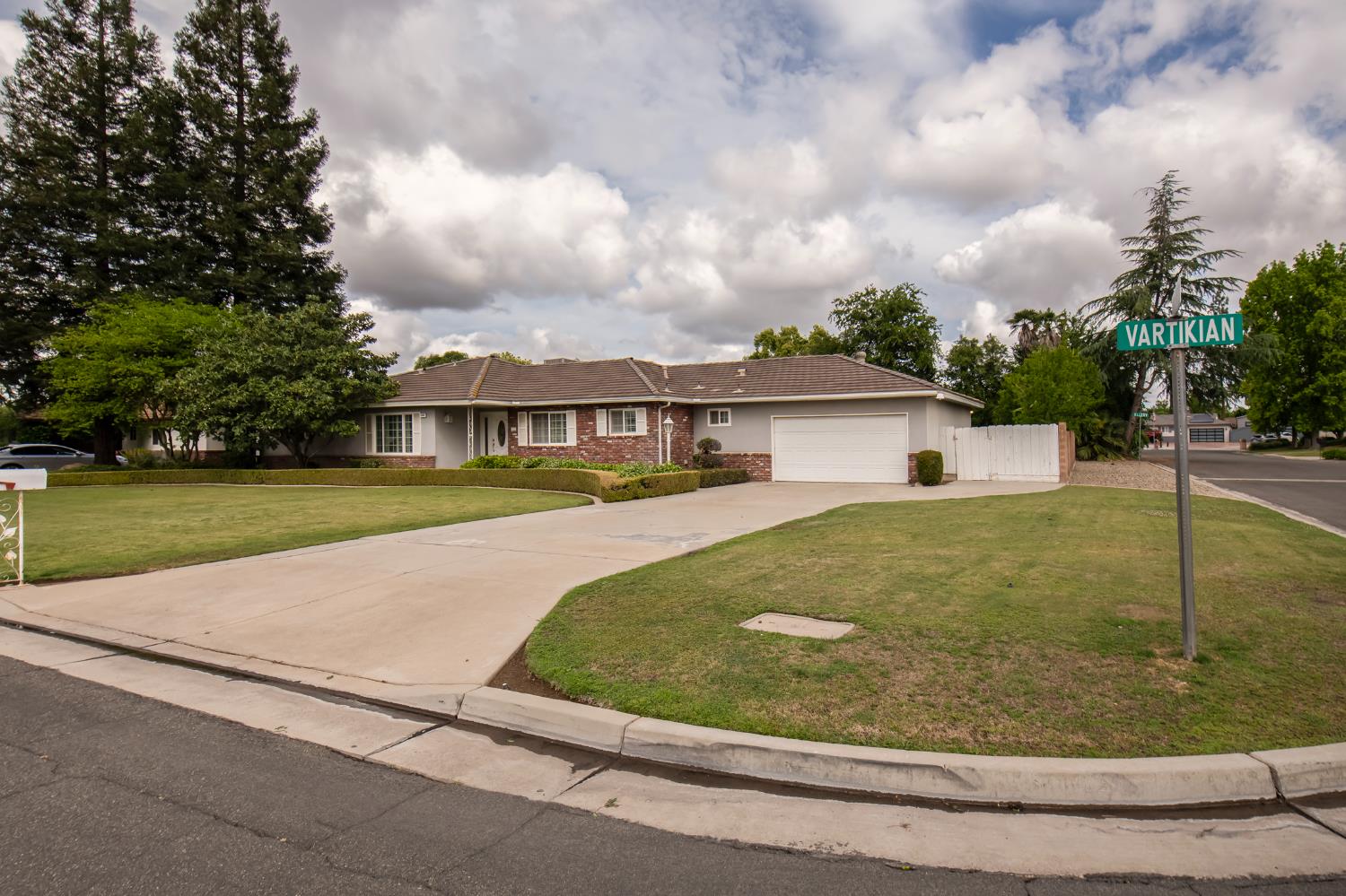 1620 W Vartikian Ave, Fresno, CA 93711