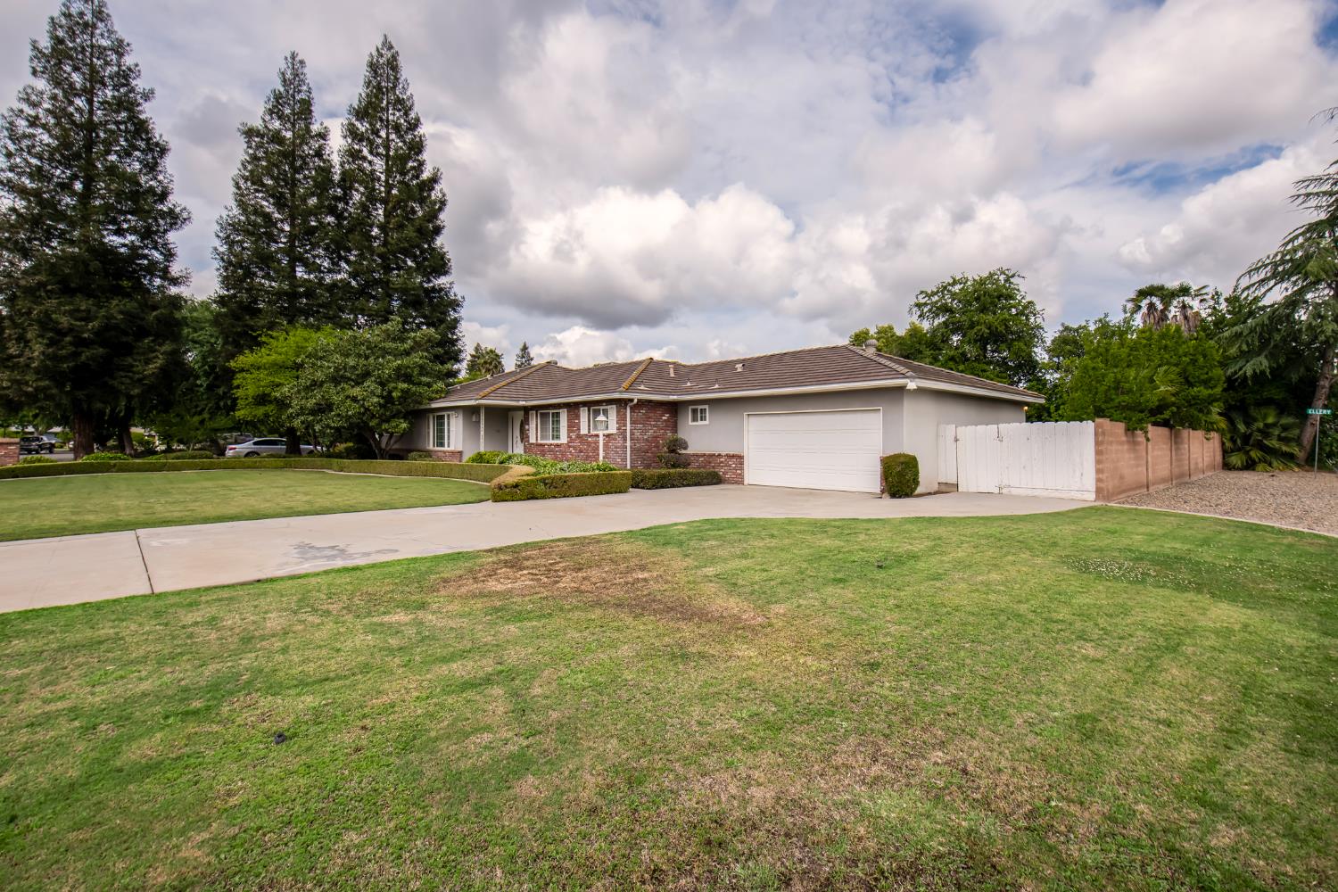 1620 W Vartikian Ave, Fresno, CA 93711