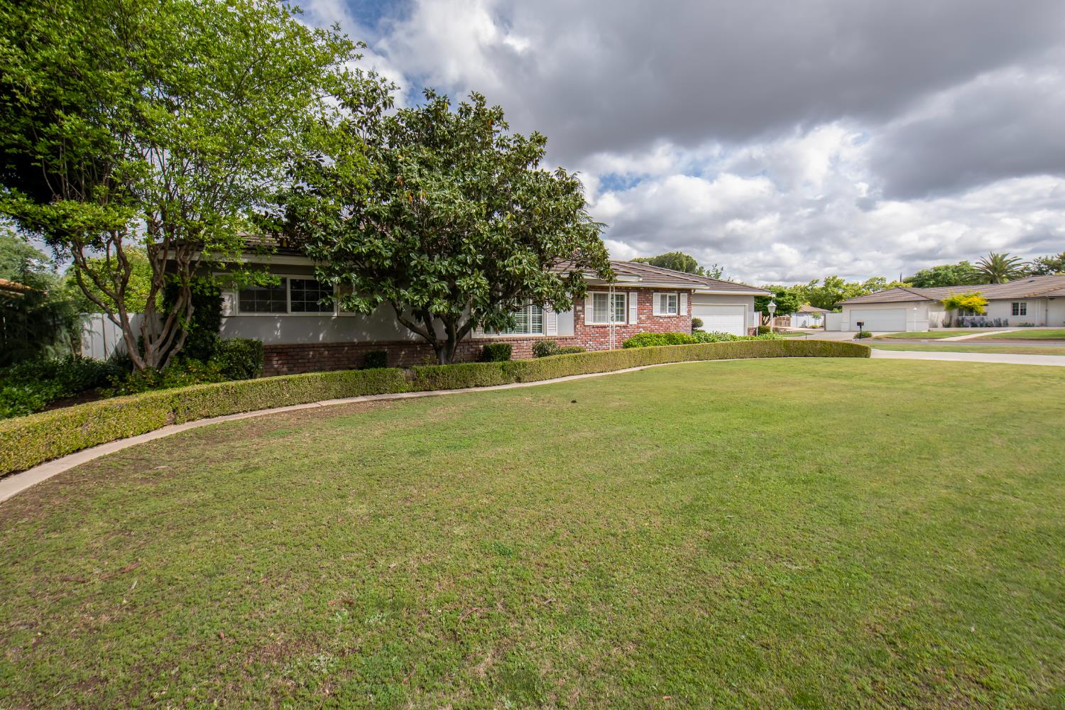 1620 W Vartikian Ave, Fresno, CA 93711