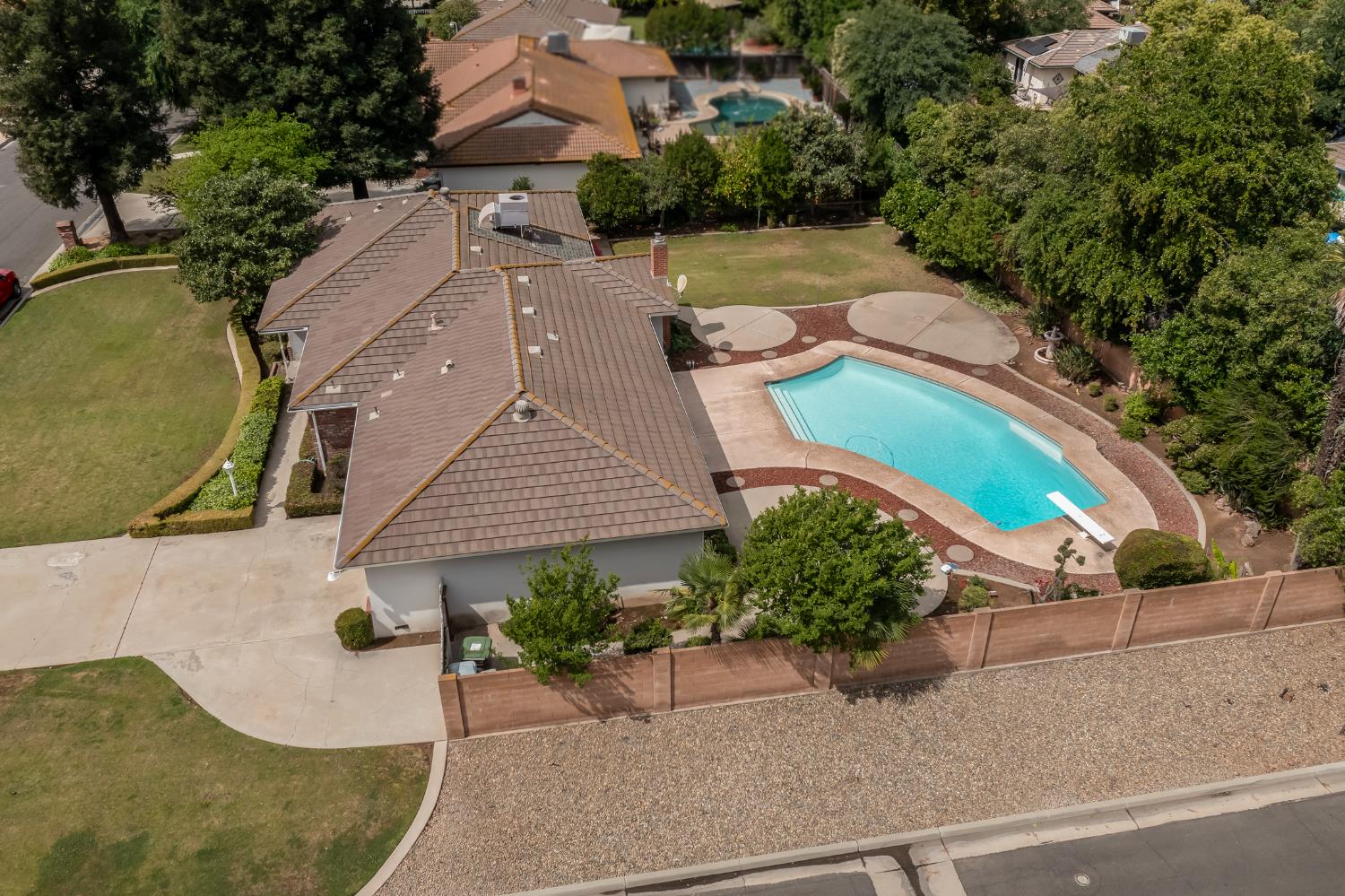 1620 W Vartikian Ave, Fresno, CA 93711