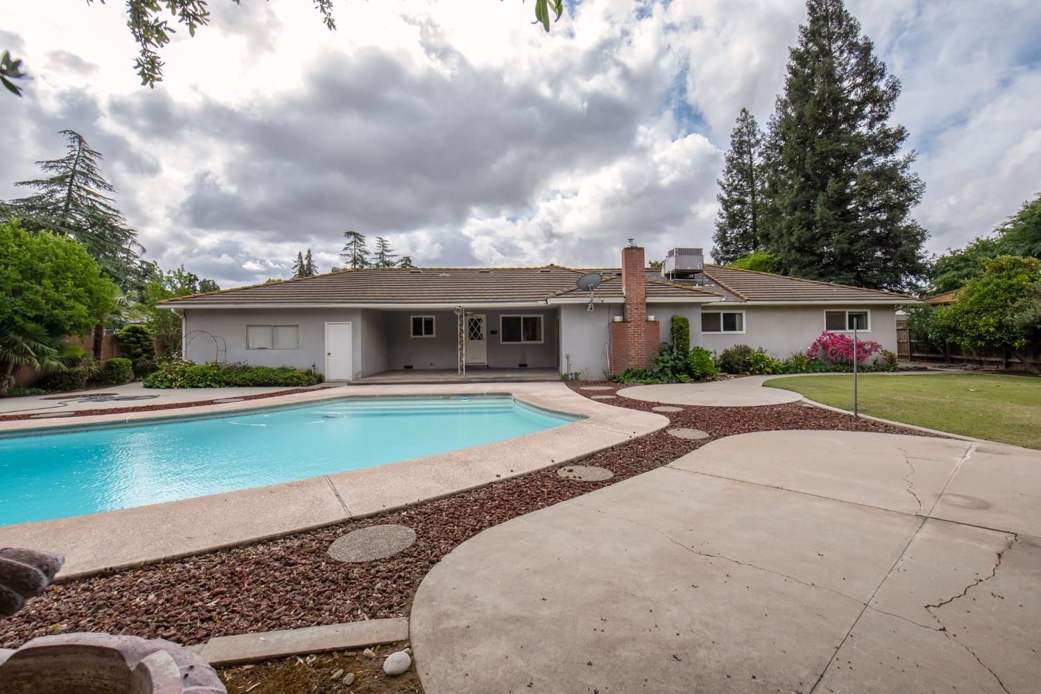 1620 W Vartikian Ave, Fresno, CA 93711