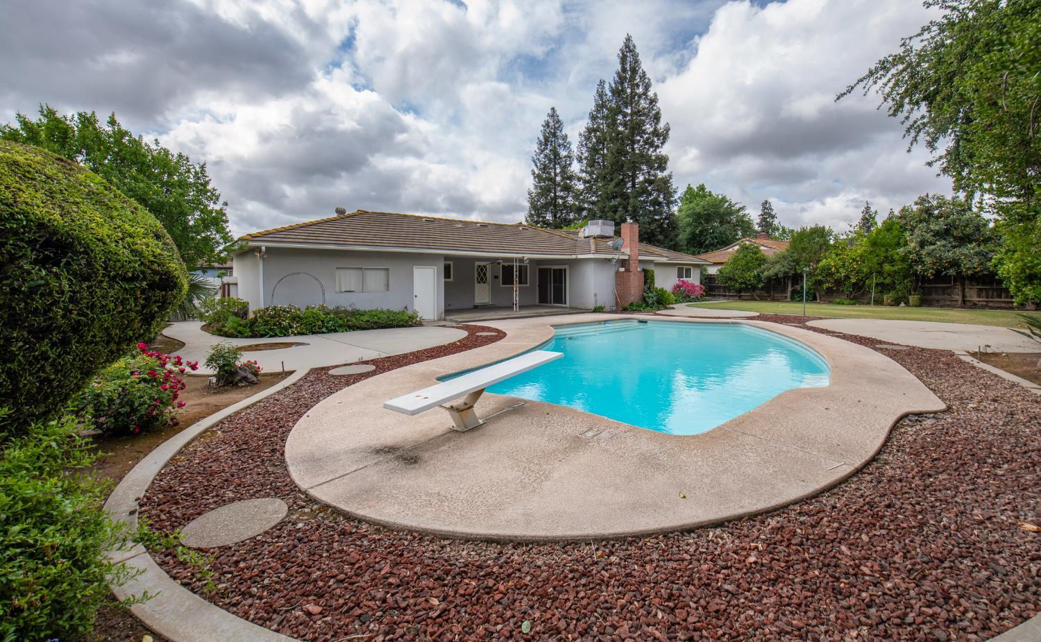 1620 W Vartikian Ave, Fresno, CA 93711