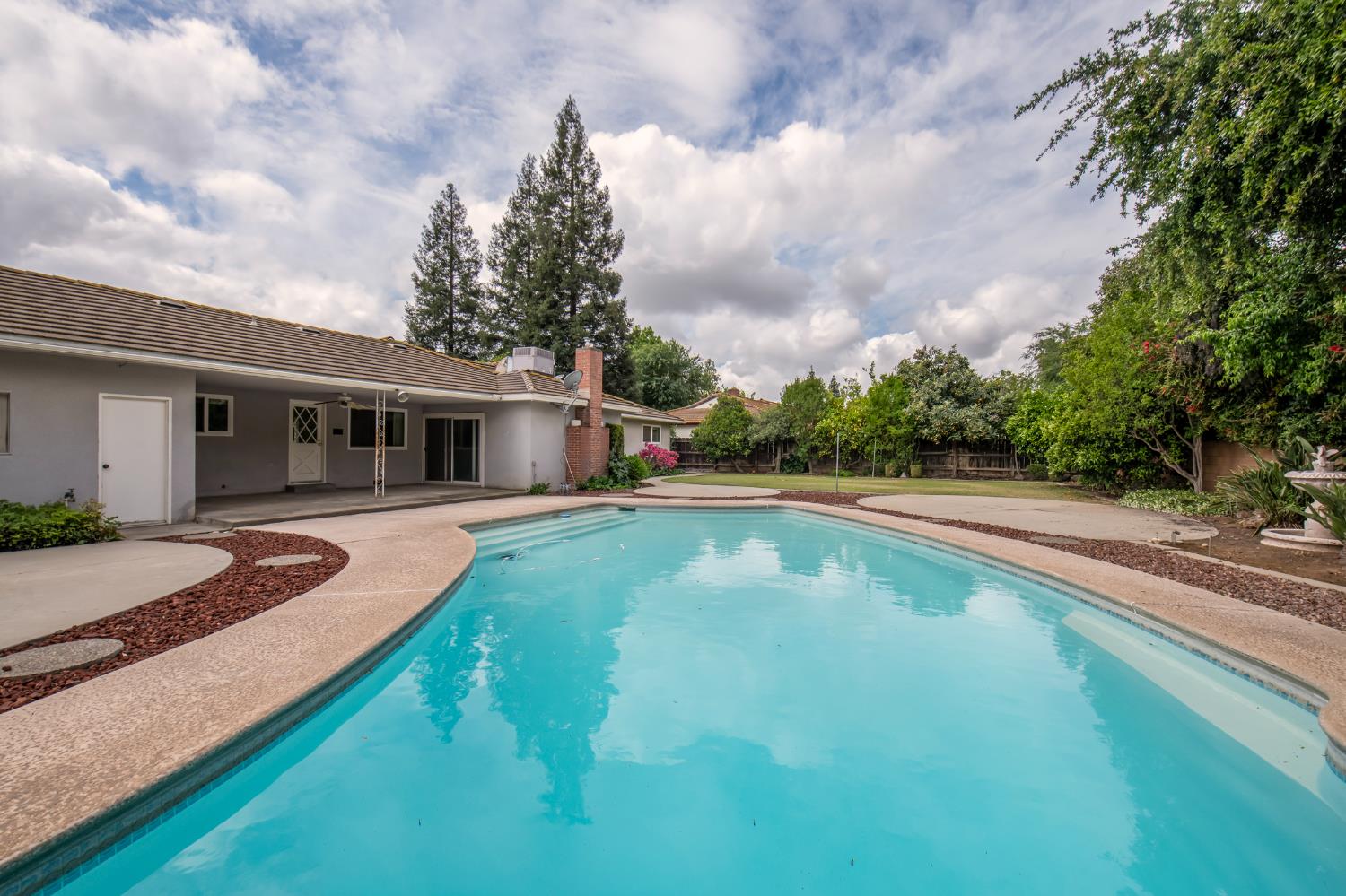 1620 W Vartikian Ave, Fresno, CA 93711