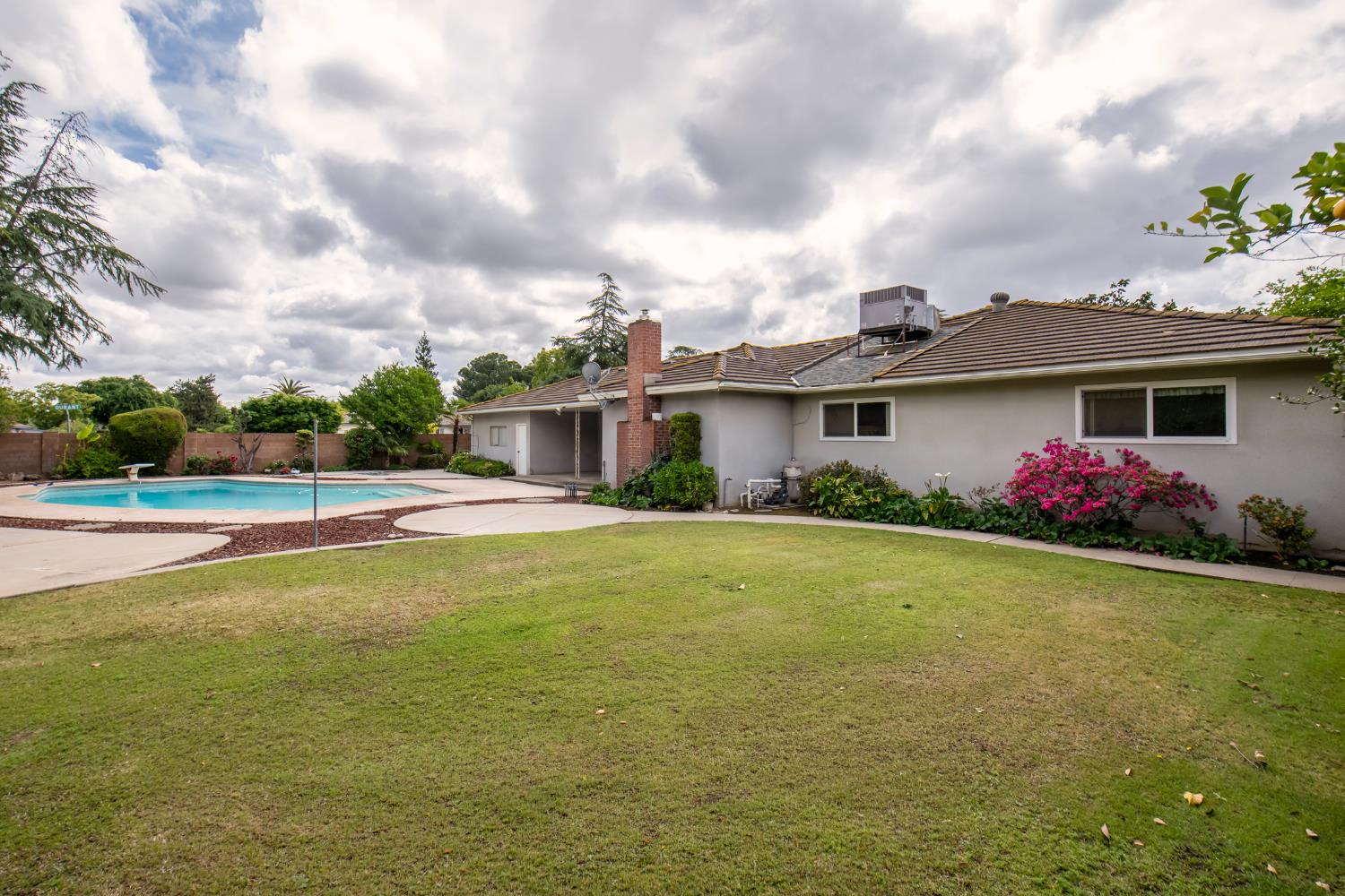 1620 W Vartikian Ave, Fresno, CA 93711