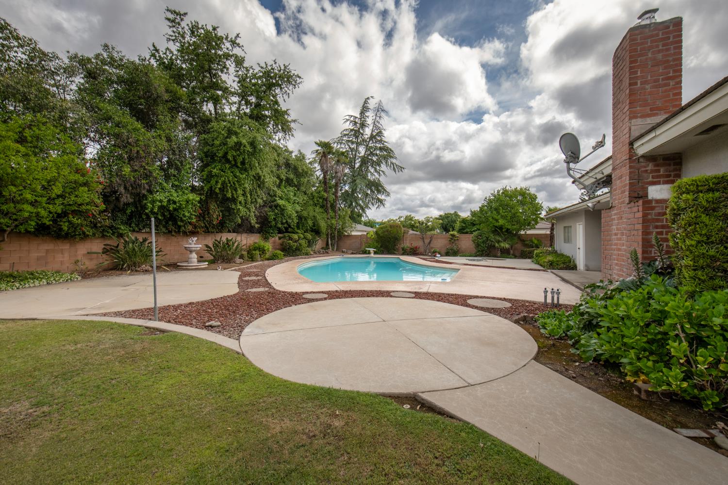 1620 W Vartikian Ave, Fresno, CA 93711