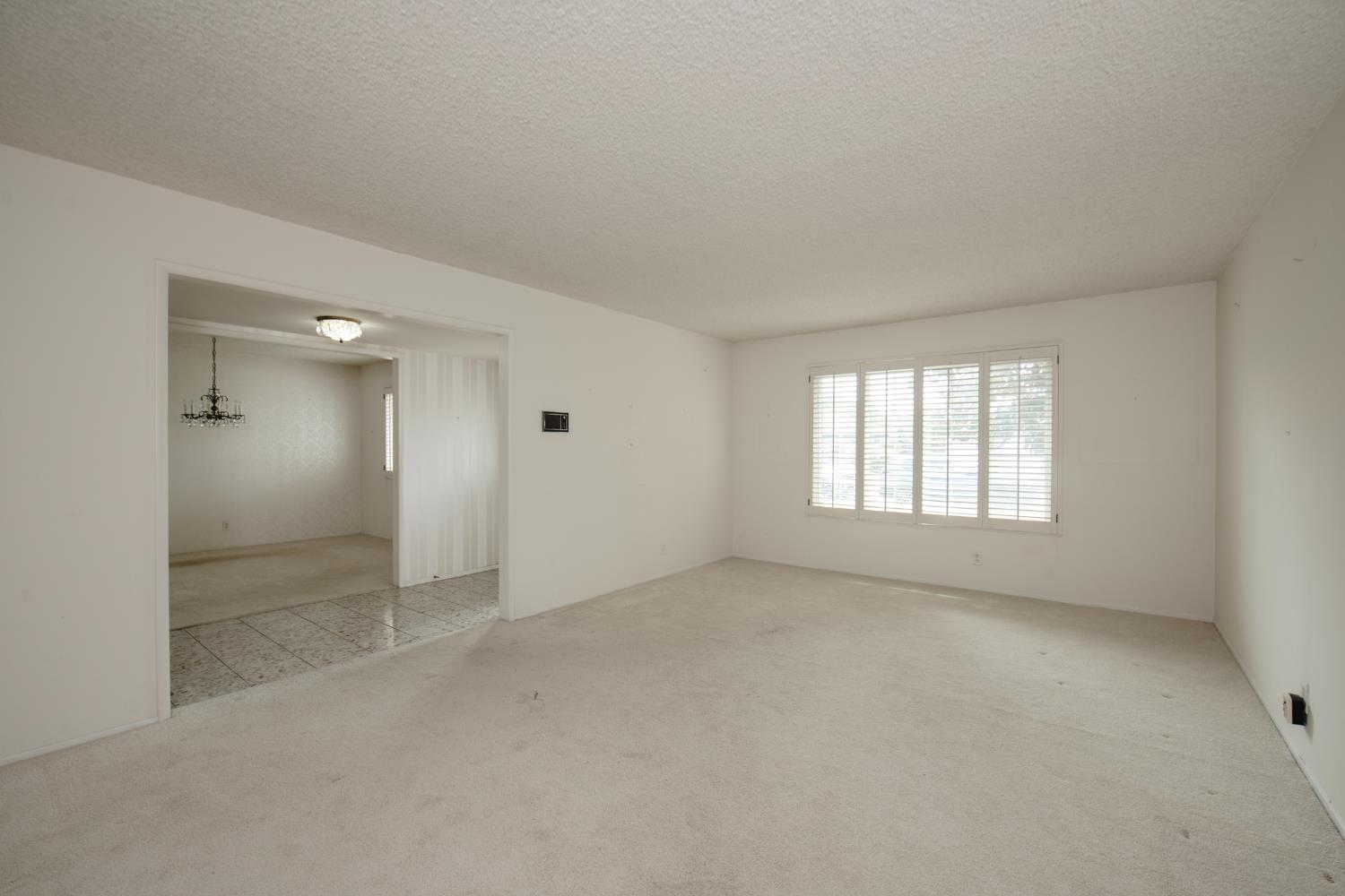 1620 W Vartikian Ave, Fresno, CA 93711