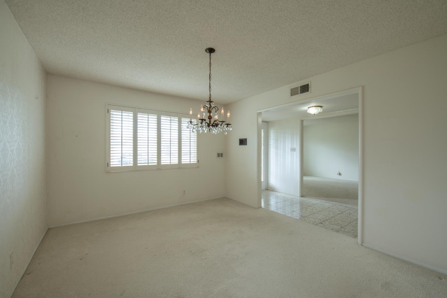 1620 W Vartikian Ave, Fresno, CA 93711