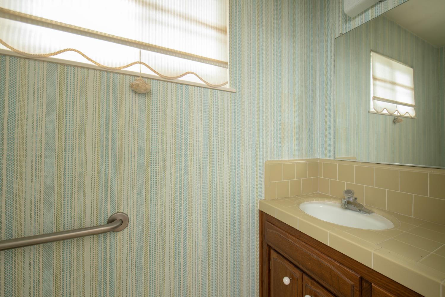 1620 W Vartikian Ave, Fresno, CA 93711