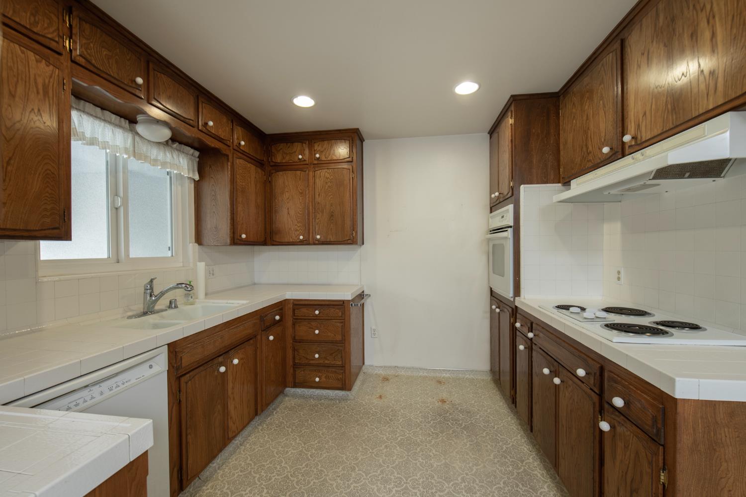 1620 W Vartikian Ave, Fresno, CA 93711