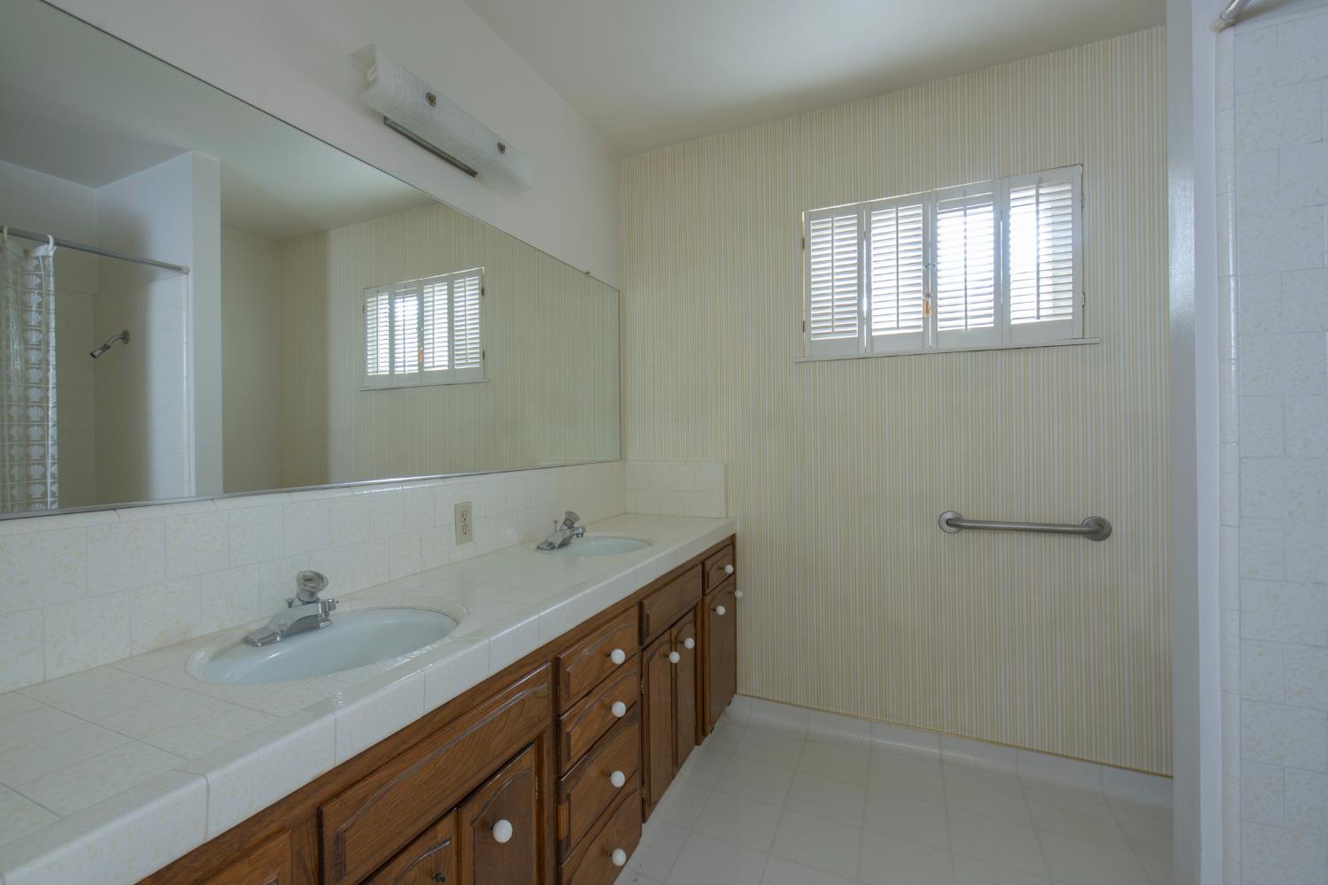 1620 W Vartikian Ave, Fresno, CA 93711