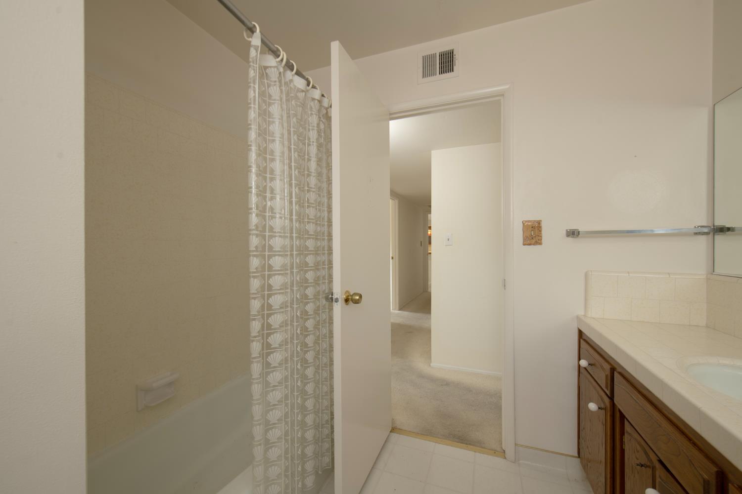 1620 W Vartikian Ave, Fresno, CA 93711