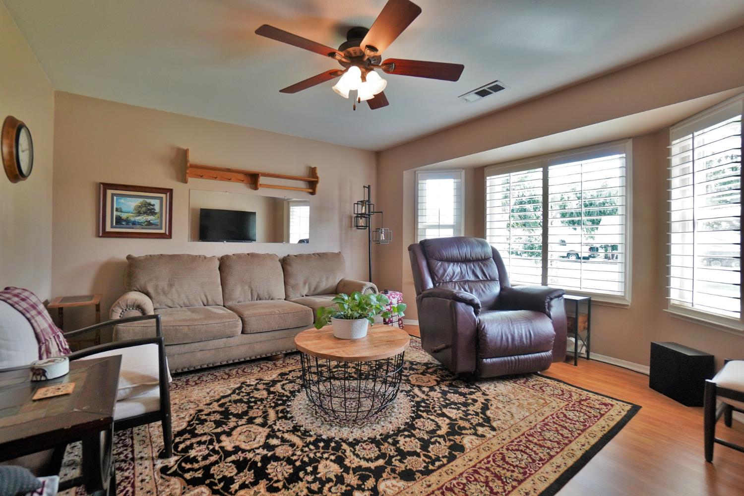 335 Kenwood Dr, Lemoore, CA 93245