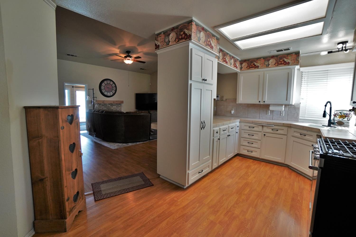 335 Kenwood Dr, Lemoore, CA 93245