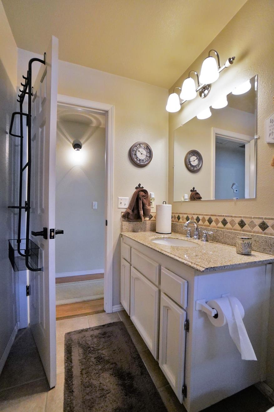 335 Kenwood Dr, Lemoore, CA 93245