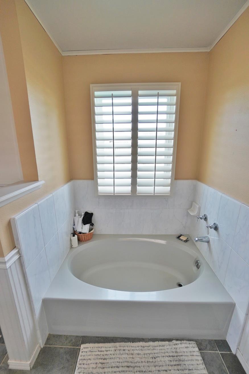 335 Kenwood Dr, Lemoore, CA 93245