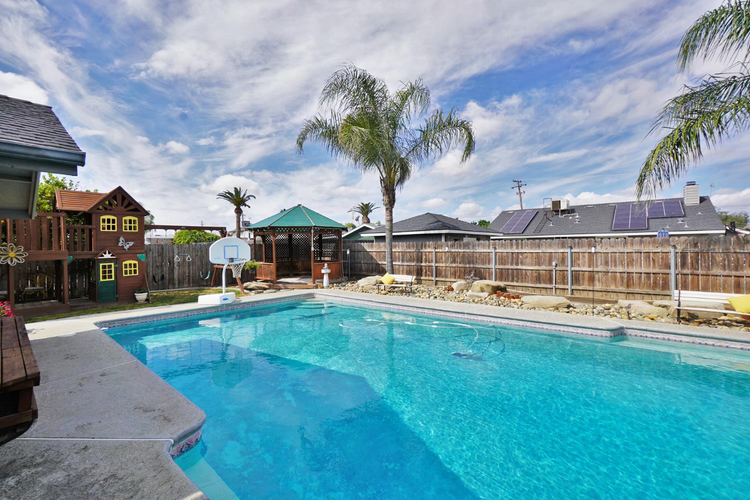 335 Kenwood Dr, Lemoore, CA 93245