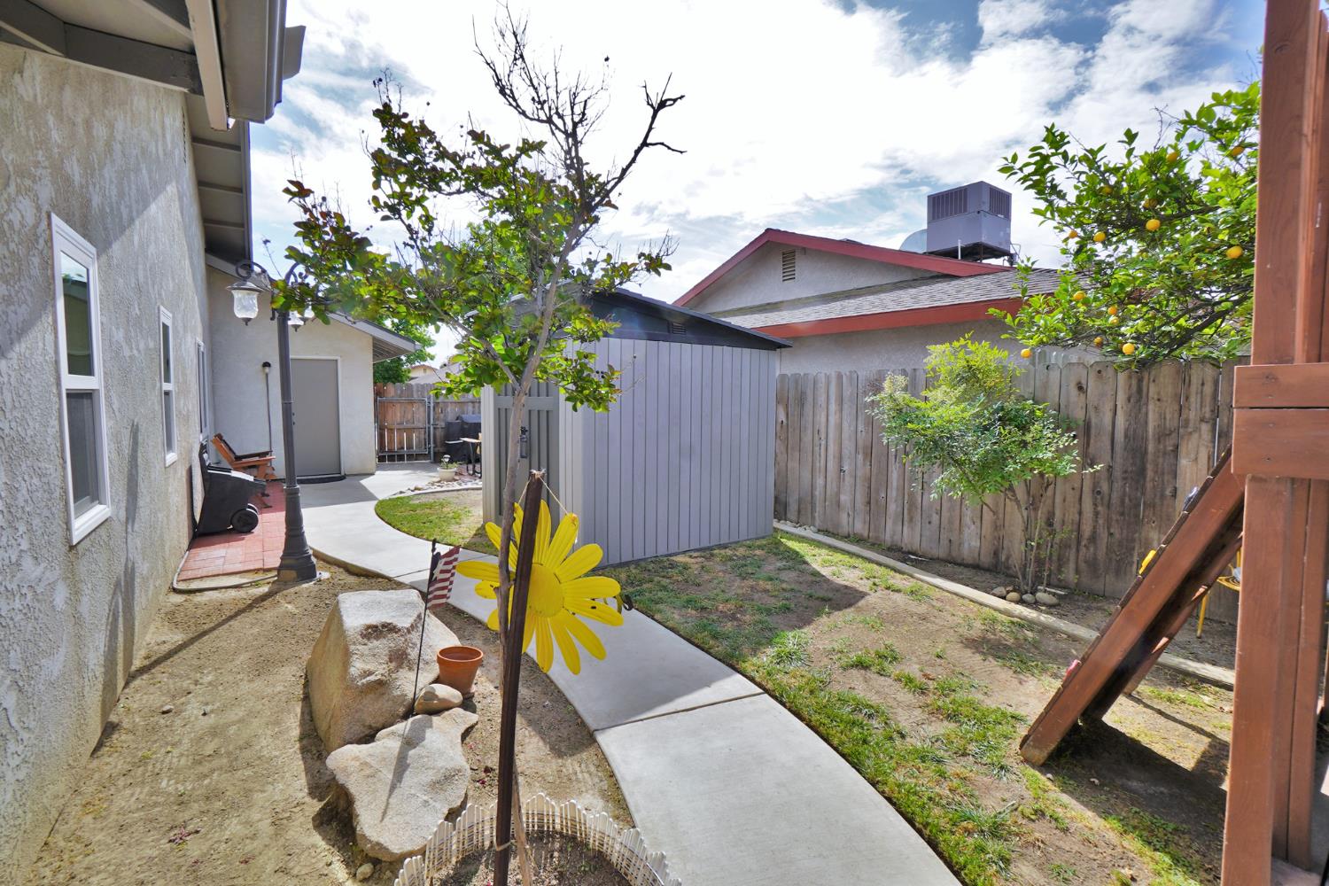 335 Kenwood Dr, Lemoore, CA 93245