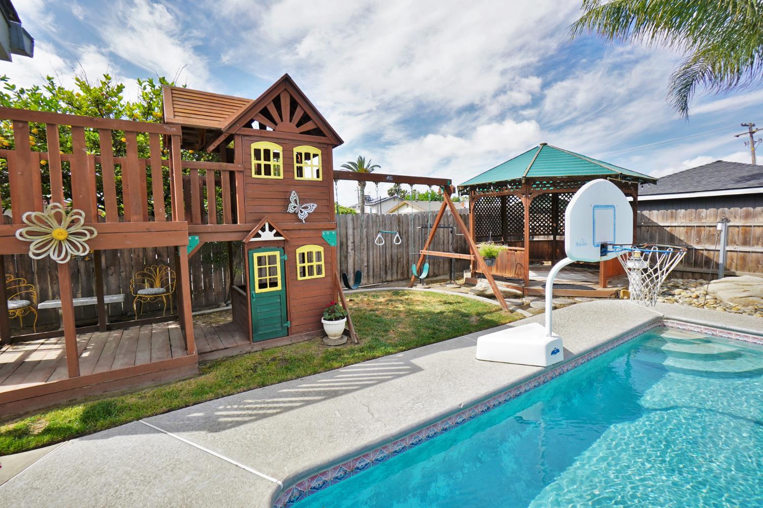 335 Kenwood Dr, Lemoore, CA 93245