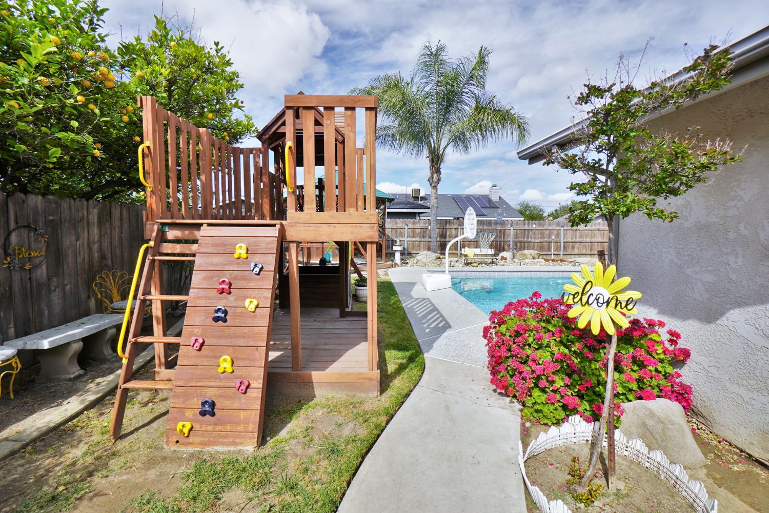 335 Kenwood Dr, Lemoore, CA 93245