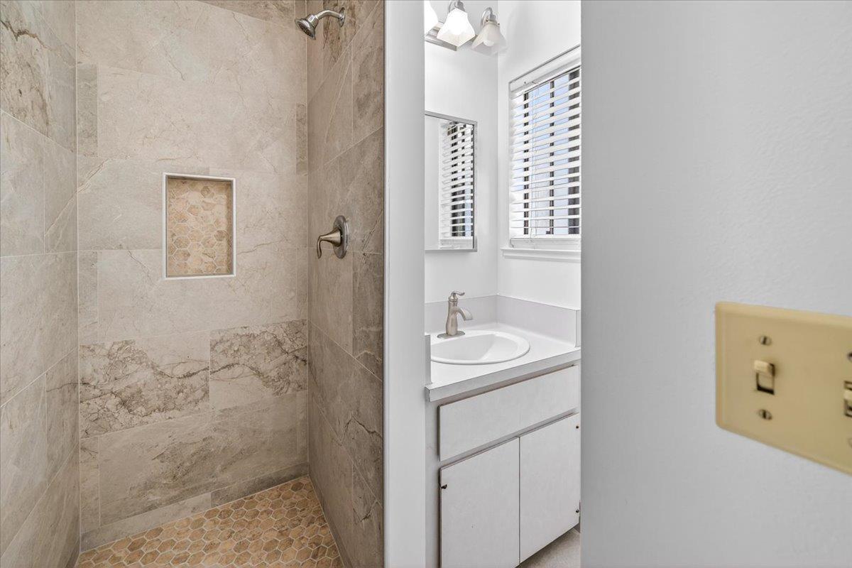 5261 N Van Ness Blvd, Fresno, CA 93711