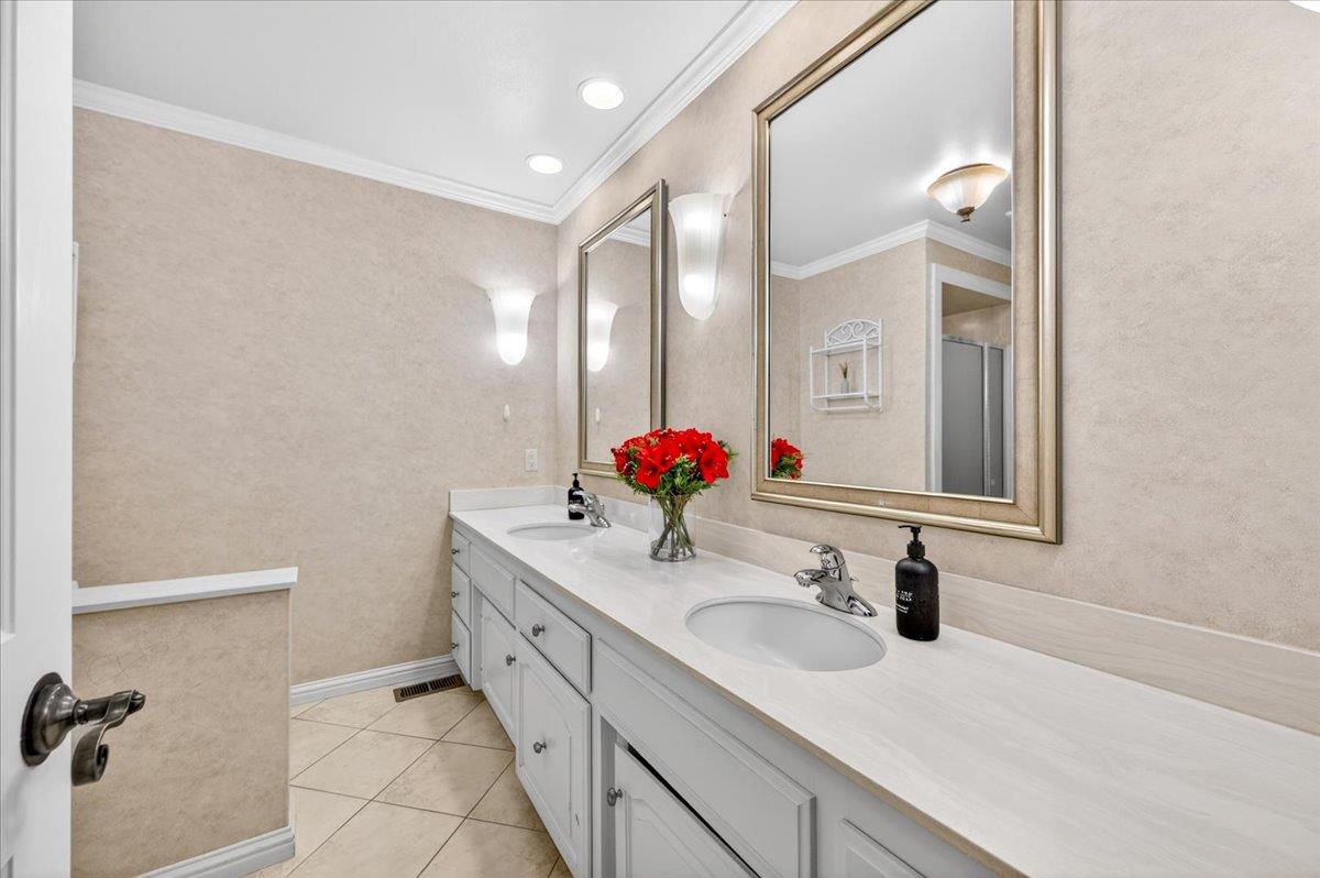 5261 N Van Ness Blvd, Fresno, CA 93711