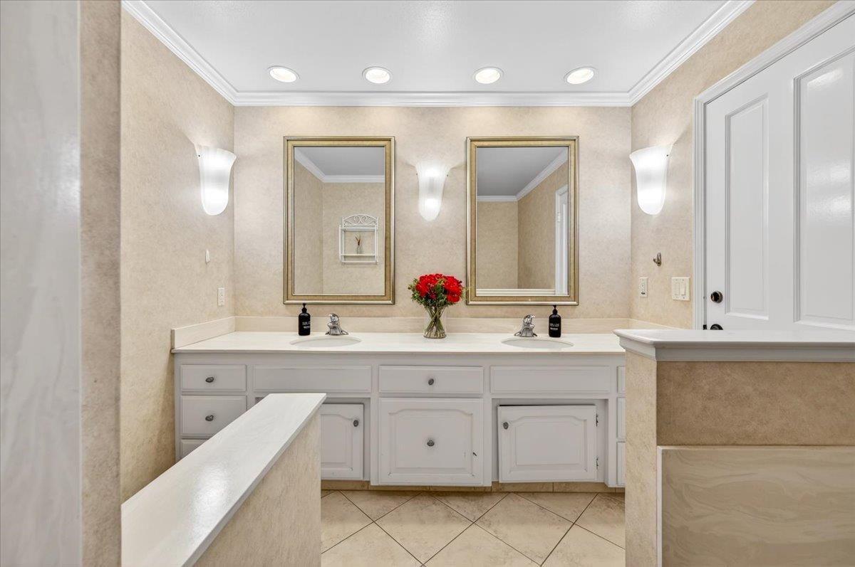 5261 N Van Ness Blvd, Fresno, CA 93711