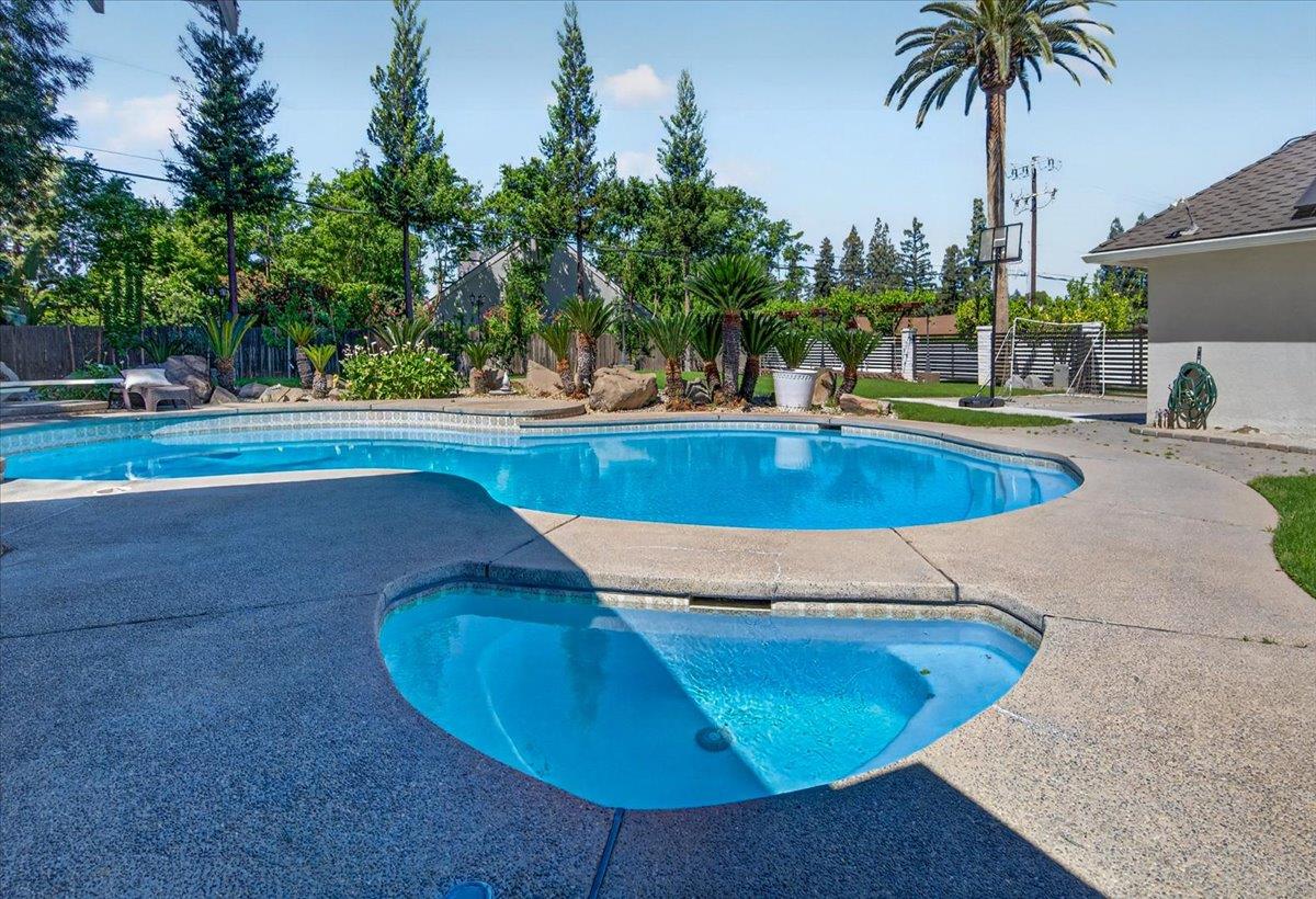 5261 N Van Ness Blvd, Fresno, CA 93711