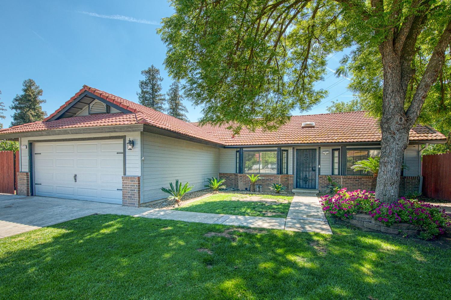 2250 Escalon Ave, Clovis, CA 93611