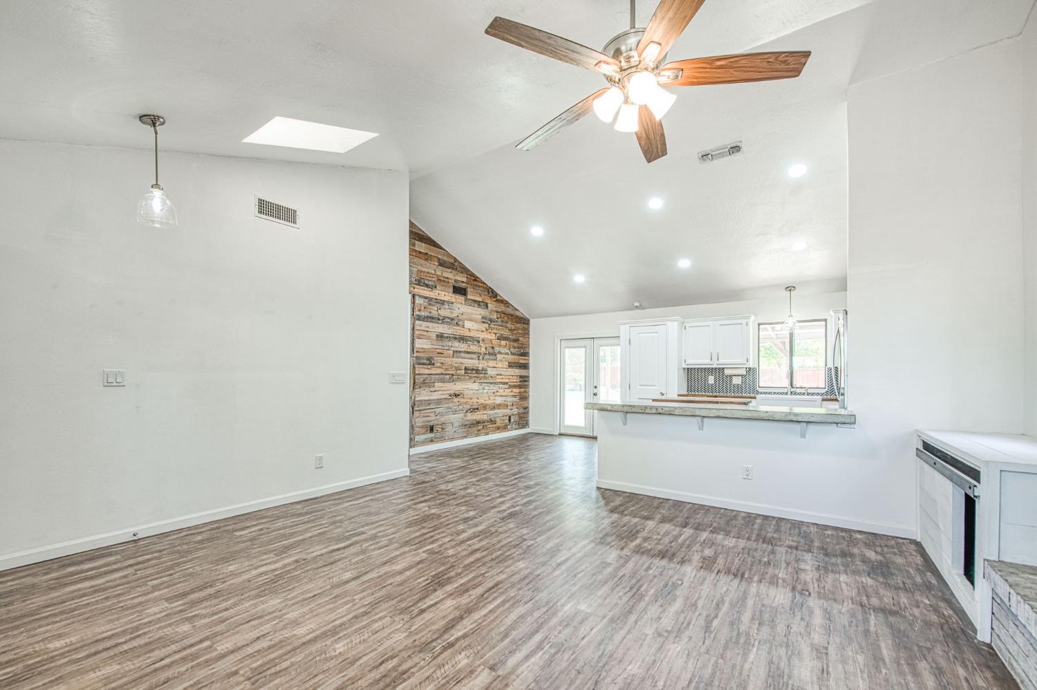 2250 Escalon Ave, Clovis, CA 93611