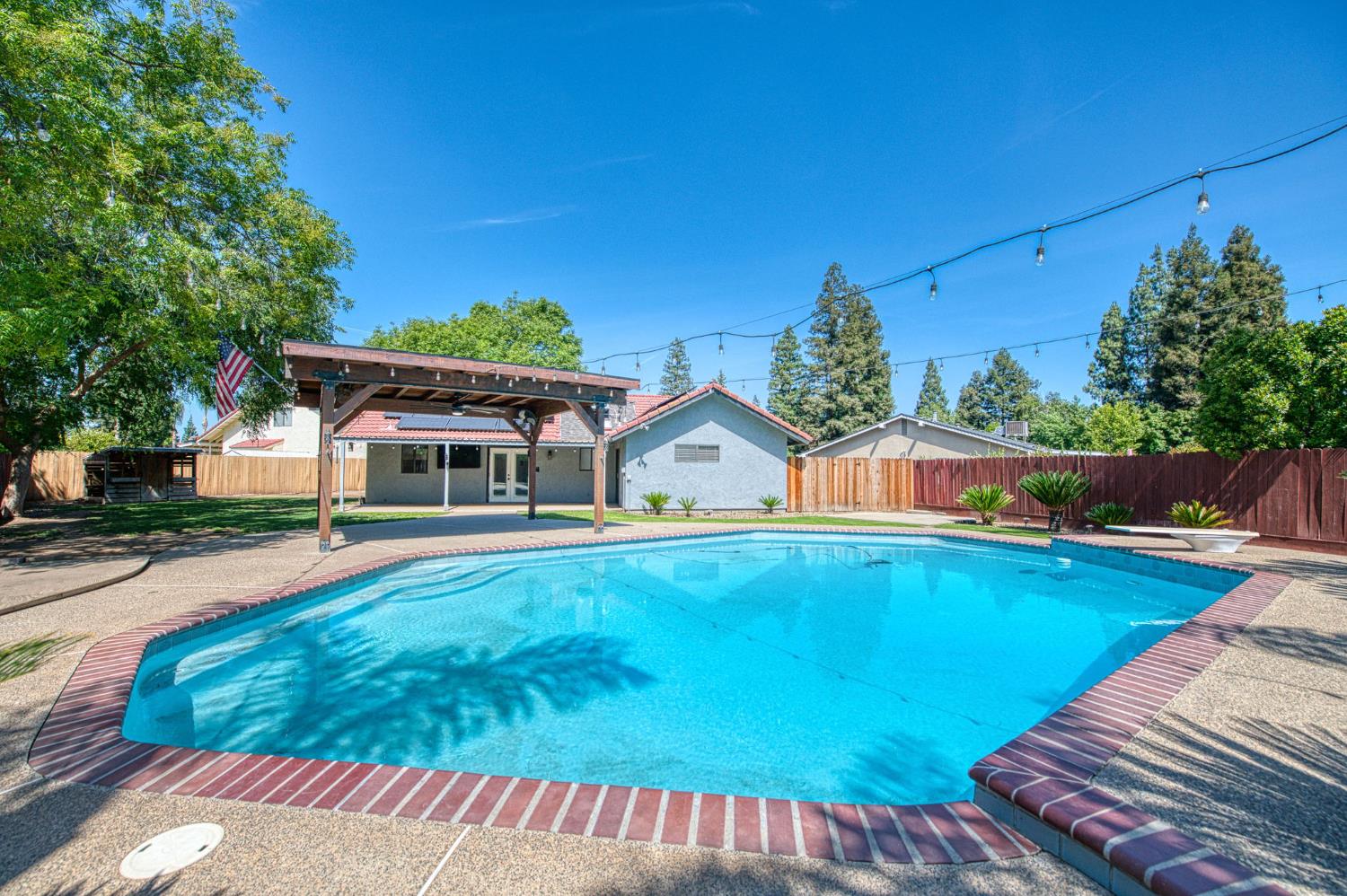 2250 Escalon Ave, Clovis, CA 93611