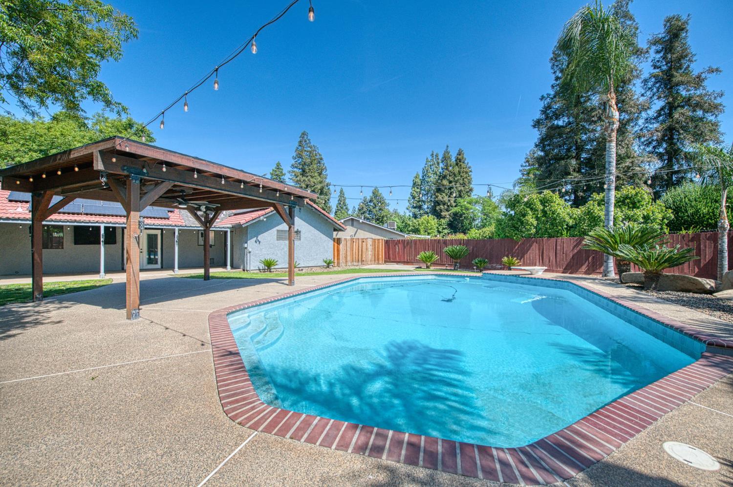 2250 Escalon Ave, Clovis, CA 93611