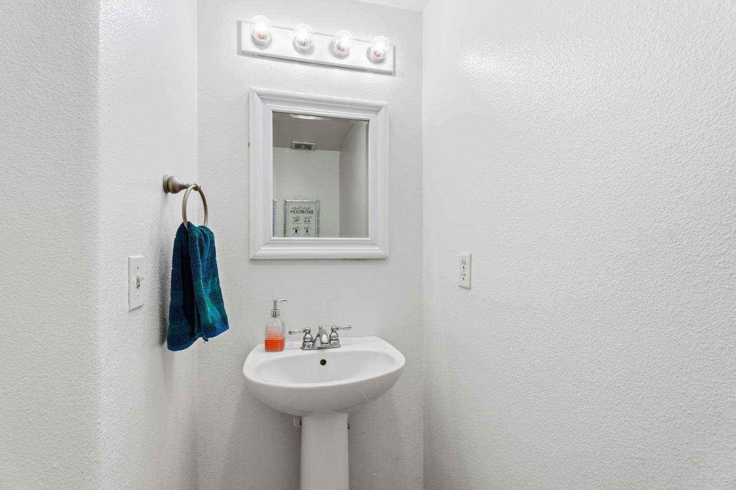 2613 Applegate Ave, Clovis, CA 93611