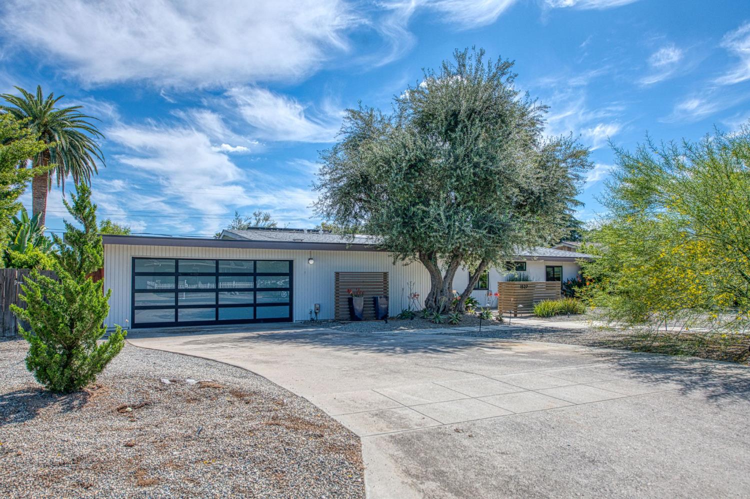 1527 W San Ramon Ave, Fresno, CA 93711