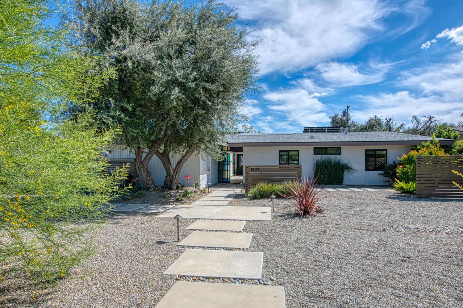 1527 W San Ramon Ave, Fresno, CA 93711