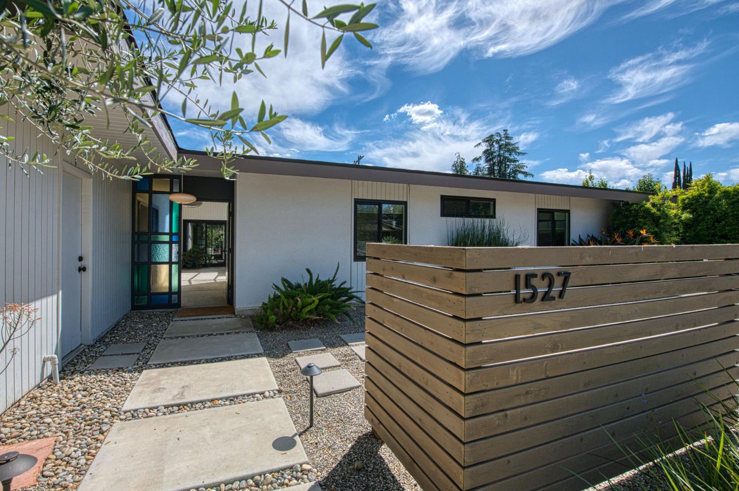 1527 W San Ramon Ave, Fresno, CA 93711