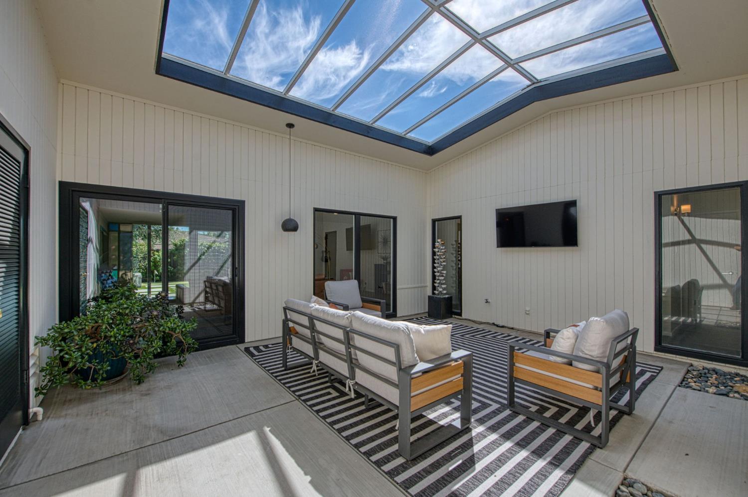 1527 W San Ramon Ave, Fresno, CA 93711