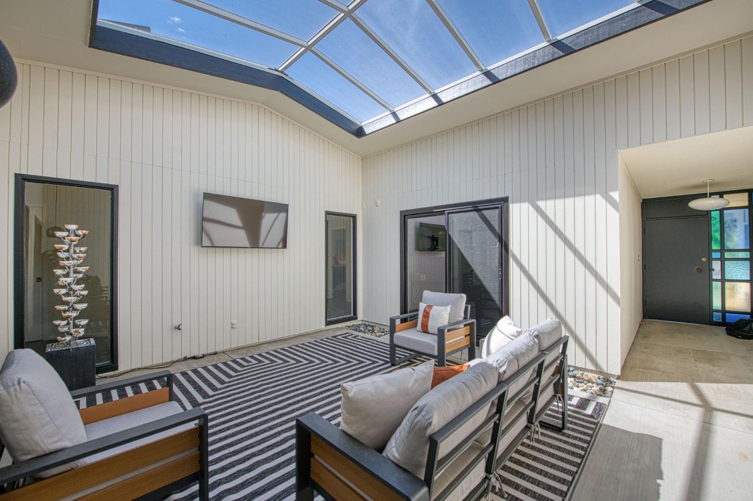 1527 W San Ramon Ave, Fresno, CA 93711