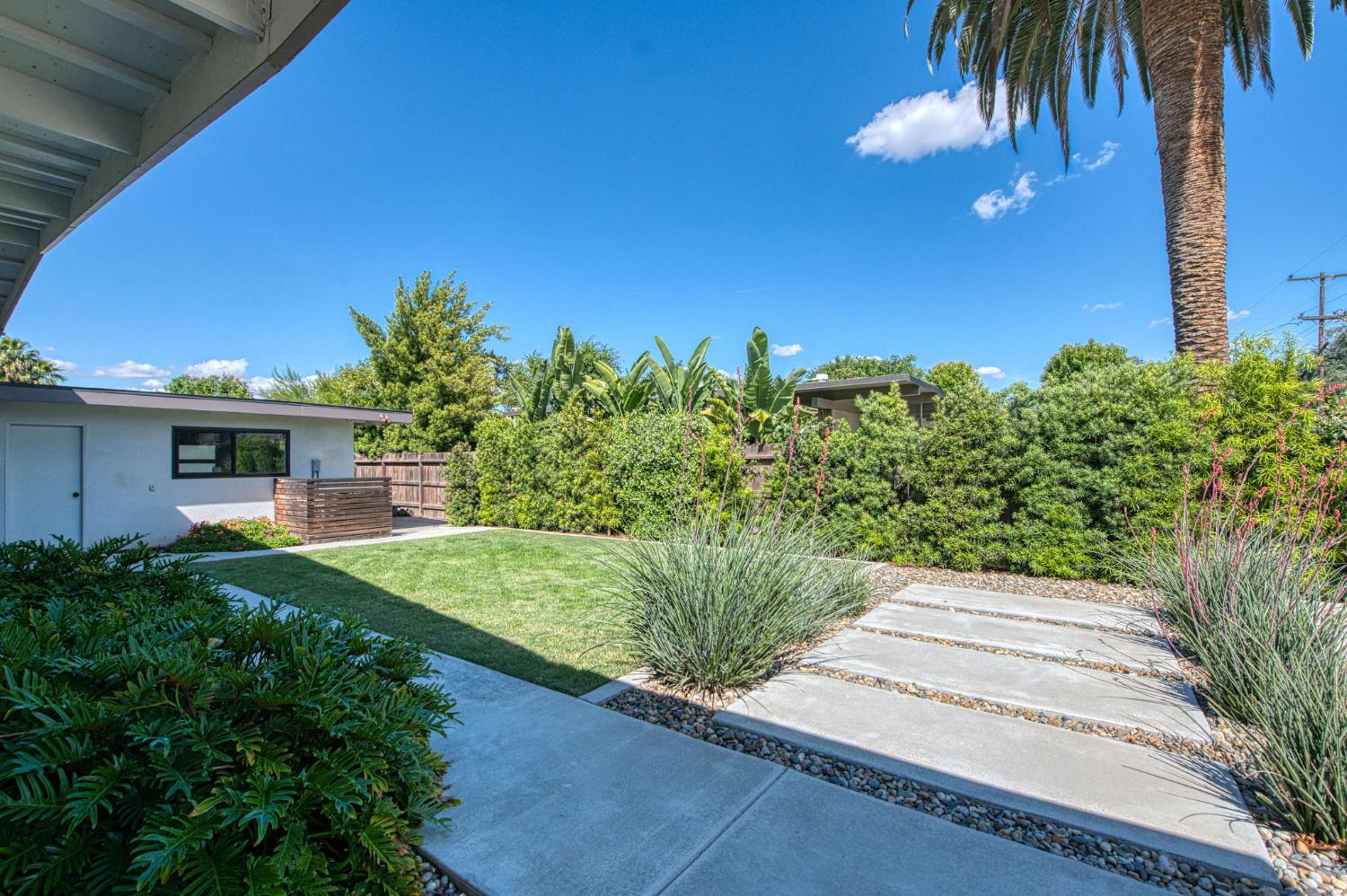 1527 W San Ramon Ave, Fresno, CA 93711