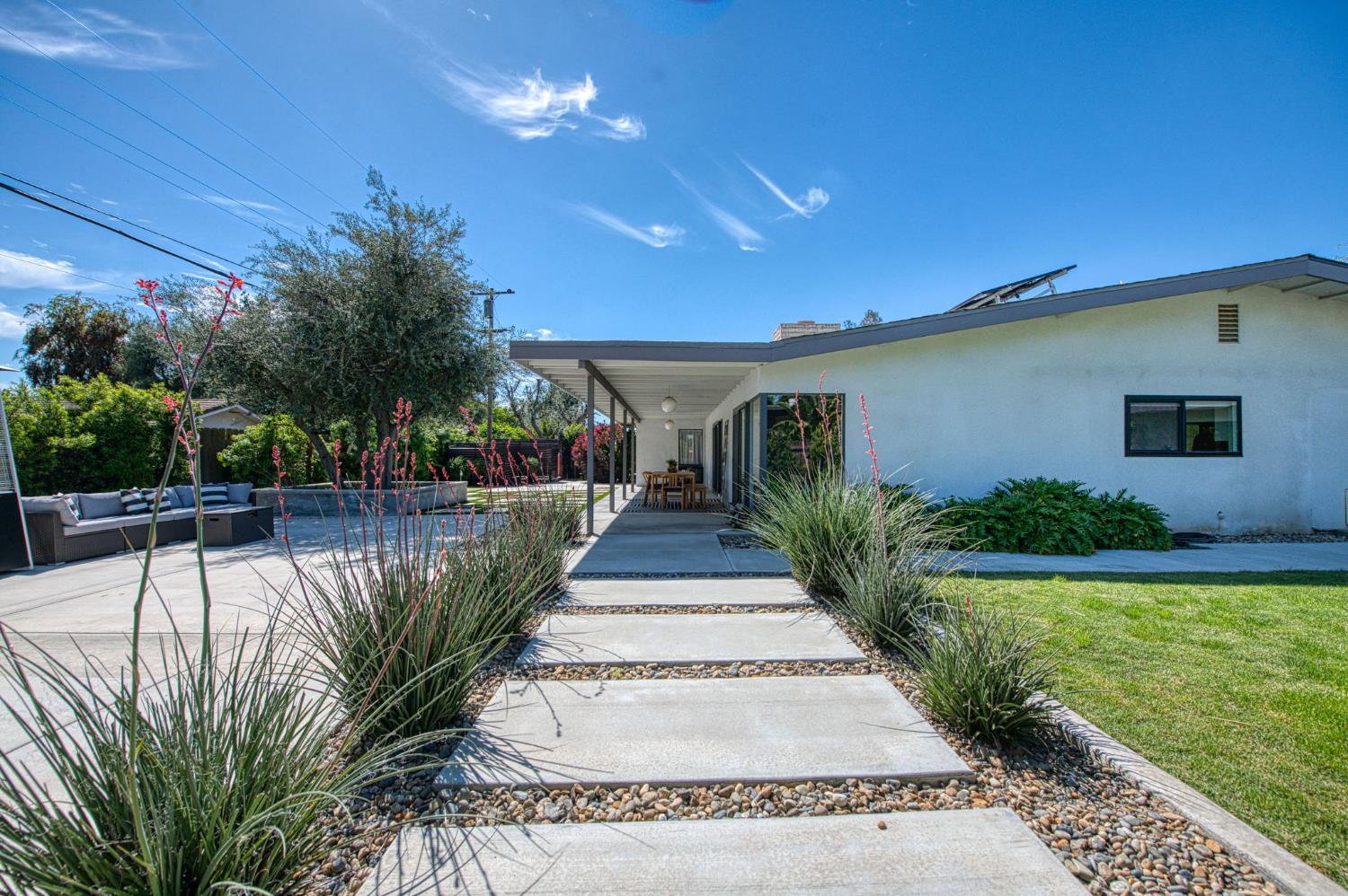 1527 W San Ramon Ave, Fresno, CA 93711