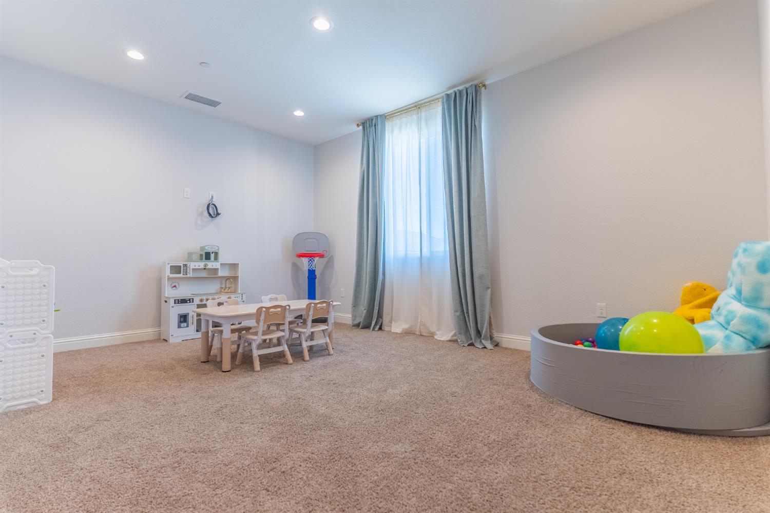 4176 Twain Ave, Clovis, CA 93619