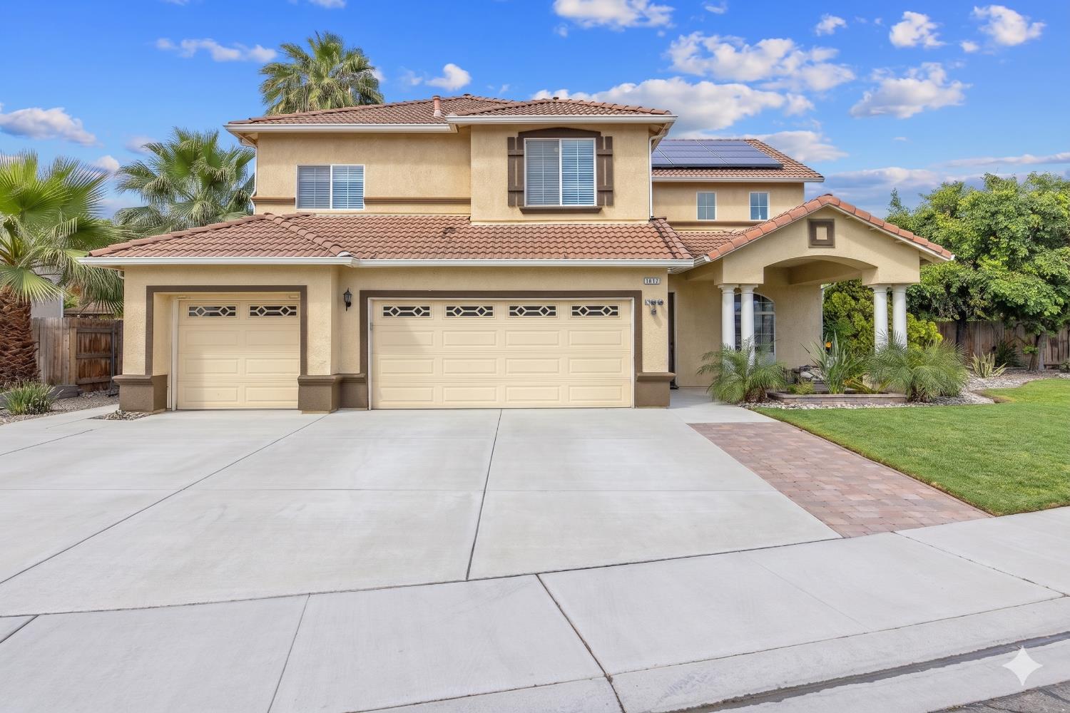 1077 Paradise Dr, Lemoore, CA 93245