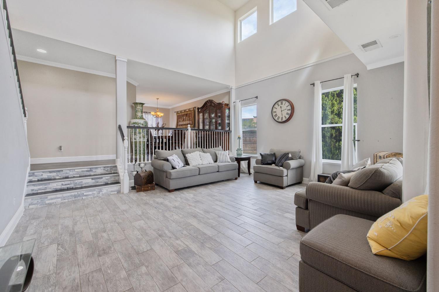 1077 Paradise Dr, Lemoore, CA 93245